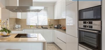 Promocja! autobus szkolny cisza spokój zielono