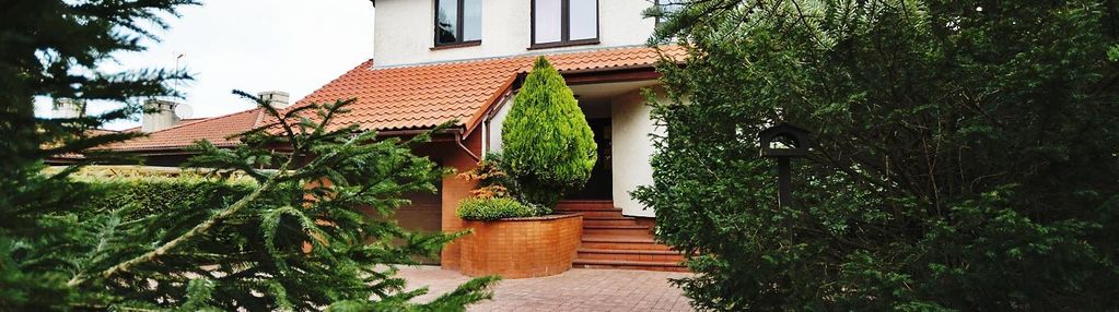 Dom dwurodzinny z osobnymi wejściami i dużą działką