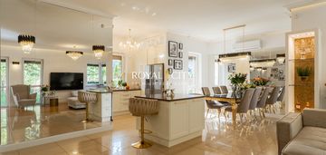 Luksusowy dom z ogrodem na ursynowie.