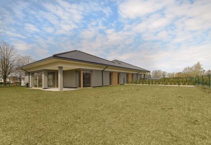 Dom bungalow z widokiem na pole golfowe.