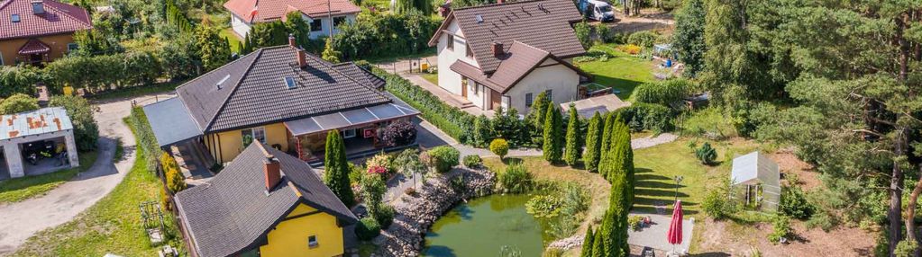 Dom, własny kawałek lasu, staw z koncertem żab