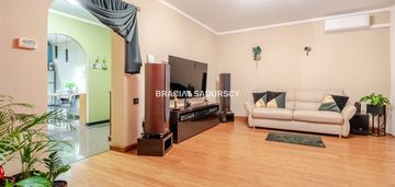 4 pokoje do zamieszkania z miejscem parkingowym