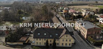 Dom, kamienica, mieszkania, usługowe lokale.