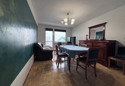 Sprzedam mieszkanie na pierwszym piętrze w bloku.