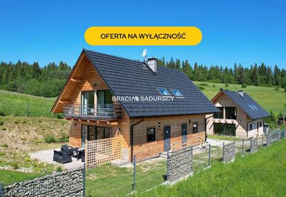 Dwa drewniane domy z czterema lokalami