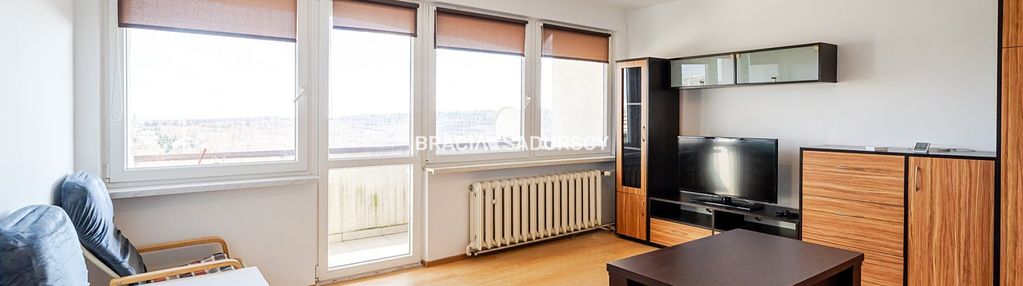 Wygodna kawalerka z balkonem widokowym.