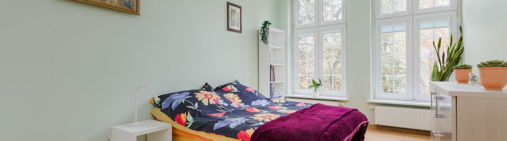 Ścisłe centrum, parking na dziedzińcu za bramą