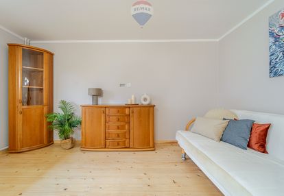 Wygodne mieszkanie na parterze w niskim bloku.