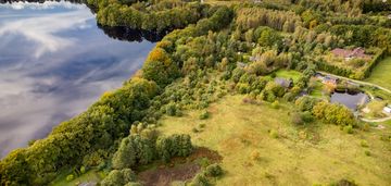 Budowlana 4573 m² z linią brzegową jeziora salino