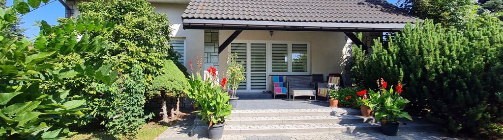 Przestronny dom o ciekawej bryle na dużej działce.