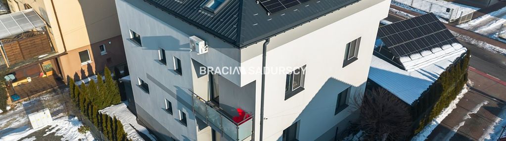 Budynek z 6 niezależnymi apartamentami.