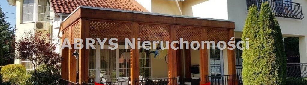 Elegancki dom z basenem w malowniczej okolicy