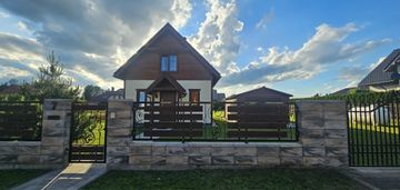 Uroczy nowy dom z kominkiem na kurpiach