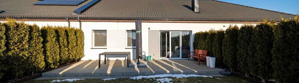 Parterowy, funkcjonalny dom z ogródkiem.