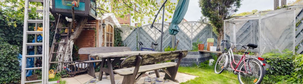 Duży ogród, obok centrum - mieszkanie + poddasze