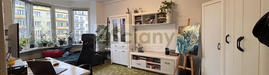 Jednopokojowe, słoneczne z oddzielną kuchnią.