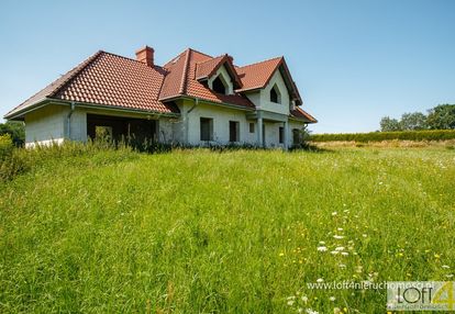 Efektowny, duży dom położony na pięknej działce.