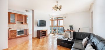 Metro| piękny widok| przestronne| parking|balkon