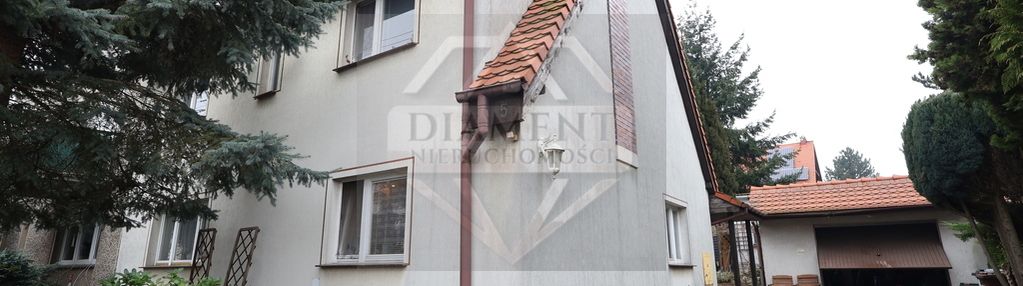 Dom jednorodzinny z garażem i dodatkowym budynkiem