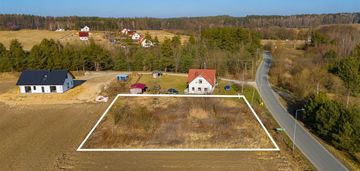 Uzbrojona działka_droga gminna asfaltowa_las