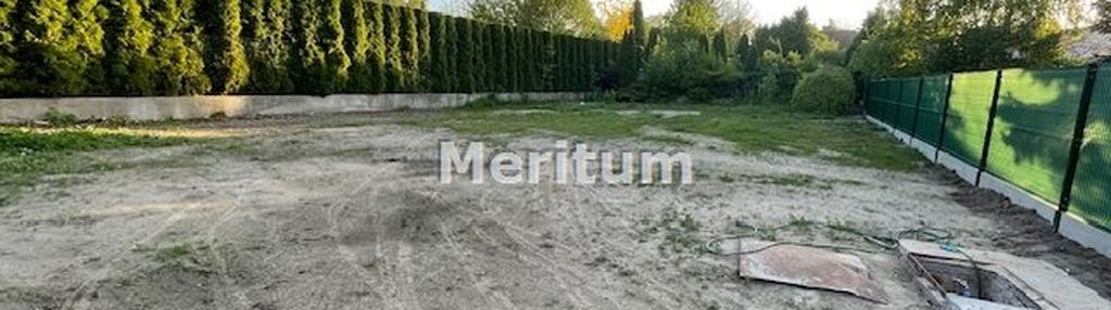 Działka budowlana , liczne nasadzenia, ogrodzona.