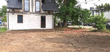 Wolnostojący, doskonała lokalizacja.