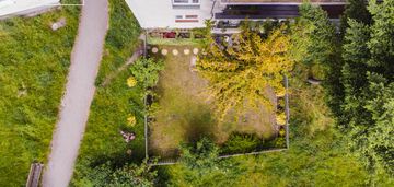 Parter z ogrodem obok lasu, dla rodziny – karwiny