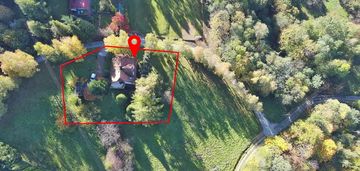 Dom wolnostojący w otoczeniu lasu