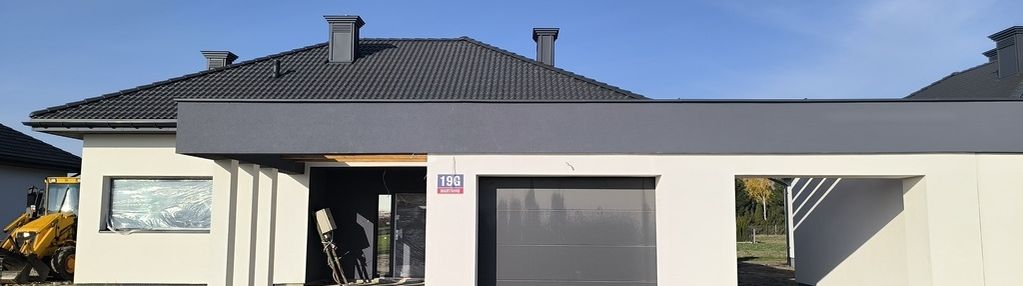 Dom z garażem i wiatą w bryle budynku