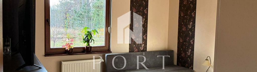 Dom szkieletowy w kamieniu blisko jezior i lasów.