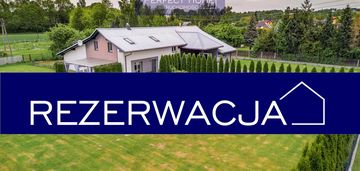 Wyjątkowy, w pełni odnowiony dom z dużą działką–gotowy do zamieszkan