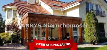 Elegancki dom z basenem w malowniczej okolicy