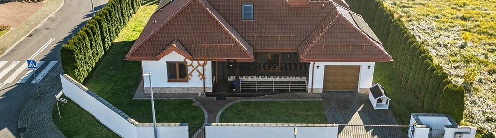 Dom z dużą ilością pokoi z pięknym tarasem