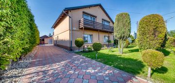 Piętrowy dom w nowej wsi wielkiej