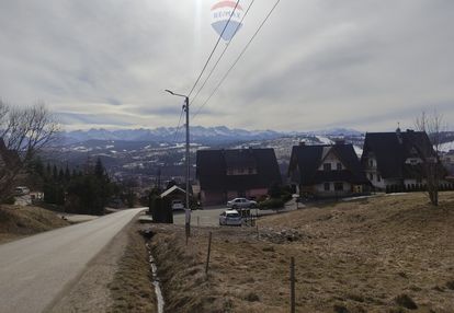 Widokowa działka budowlana w czarnej górze.