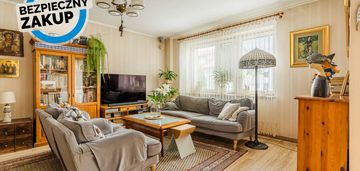 Dom z możliwym podziałem na 3niezależne mieszkania