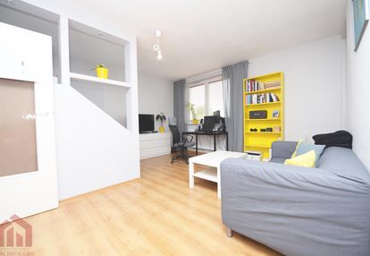 Kawalerka z osobną kuchnią blisko uczelni wsiz.