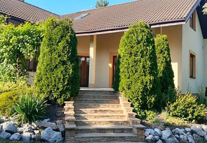 Dom położony w spokojnej i cichej oklicy.