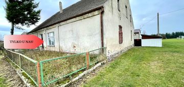 Dom z czerwonej cegły na wsi