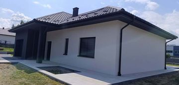 Nowy dom parterowy z antresolą.