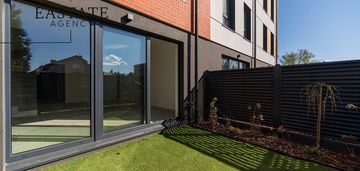 Nowoczesny segment w zielonej części piaseczna