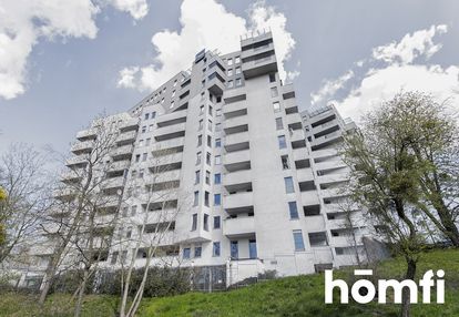 Na sprzedaż 3-pokojowy apartament z balkonem.