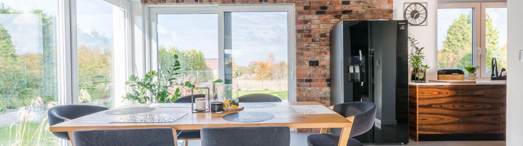 Ładny oszczędny dom, pompa-panele pv-rekuperacja