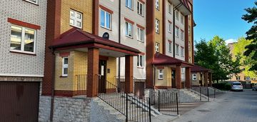 Dwa oddzielne pokoje z balkonem w bloku z cegły
