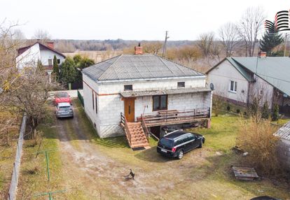 Dom z budynkami gospodarczymi nad bugiem