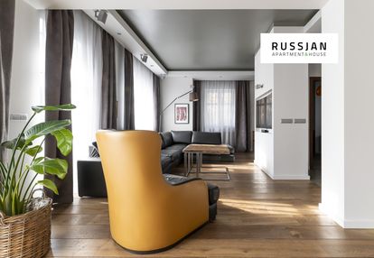 Elegancka willa miejska w leśnej scenerii