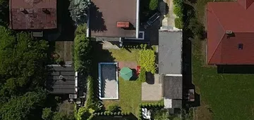 Dom dwupoziomowy, działka, ogród, basen.