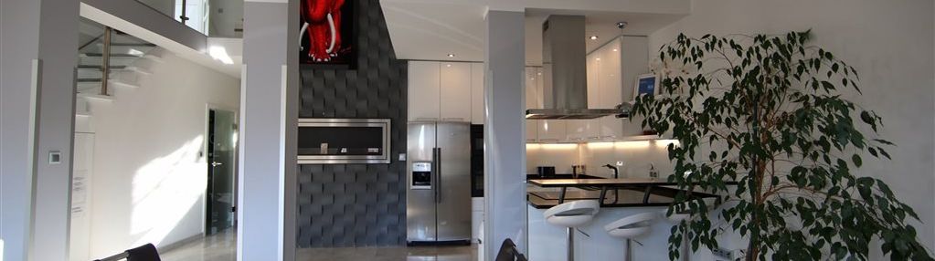Nowoczesny dwupoziomowy apartament w centrum