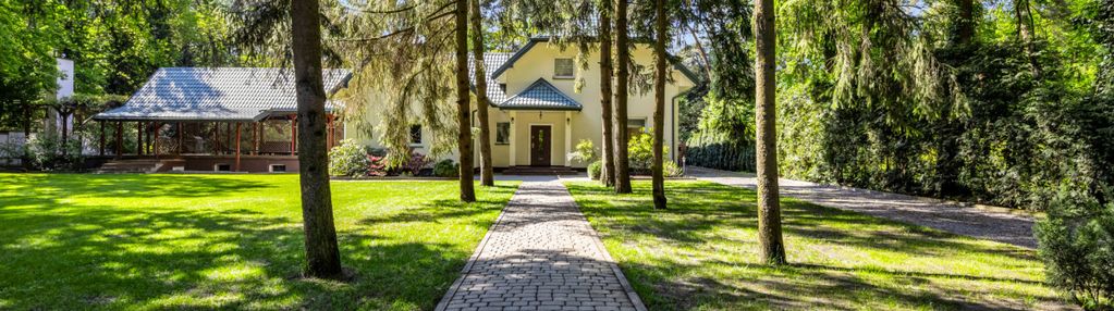 Rezydencjonalna działka z domem w strefie a