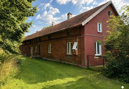 Dom z zabudowaniami w majewie.